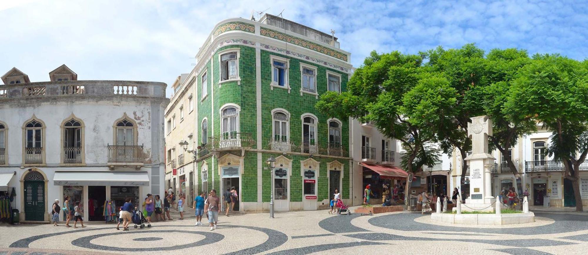 B07 - Maria Vitoria In Center Lagos
